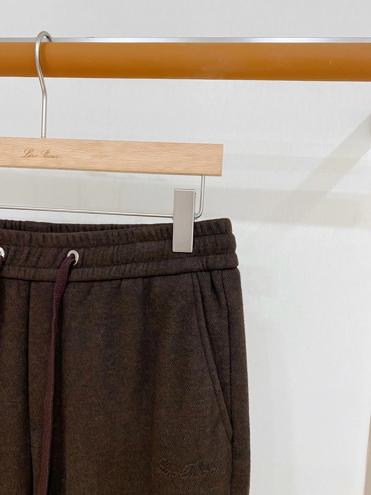 Loro Piana 2026 Autumn and Winter New Arrival Casual Pants Fabric: Wool fabric, soft and thick, with outstanding drape, skin-friendly and comfortable, and the upper body is stiff and not easy to wrinkle. Fit: Elastic drawstring straight fit, low-key embossed logo, diagonal pockets, neat legs, to accommodate a variety of leg shapes. Color: four colors: oatmeal, blue-gray, coffee brown, and black, low saturation and high-end colors, suitable for all kinds of tops. Sizes:M-4XL